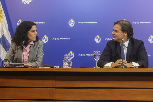 Presidente Lacalle Pou plante un Ceibo