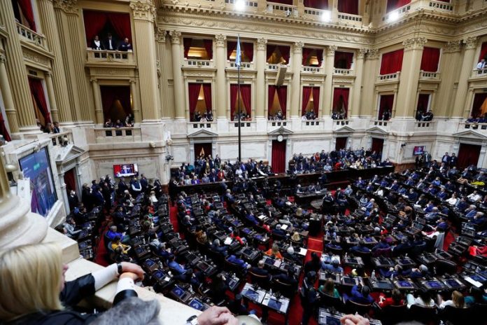 El presidente de la Cámara de Diputados de Argentina, Sergio Massa, presenta su renuncia antes de jurar como nuevo ministro de Economía