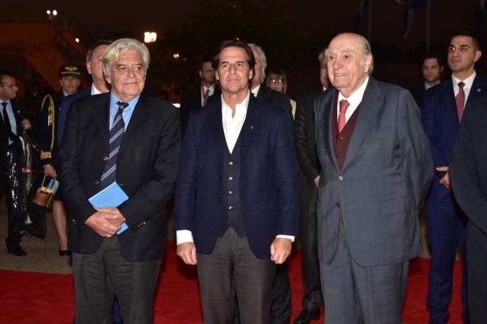Lacalle Pou arriba a Paraguay junto a los expresidentes Sanguinetti y Lacalle Herrera